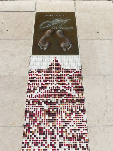 合着消费降级呗!德国经纪人:世界足坛的现状就是,俱乐部都没钱.